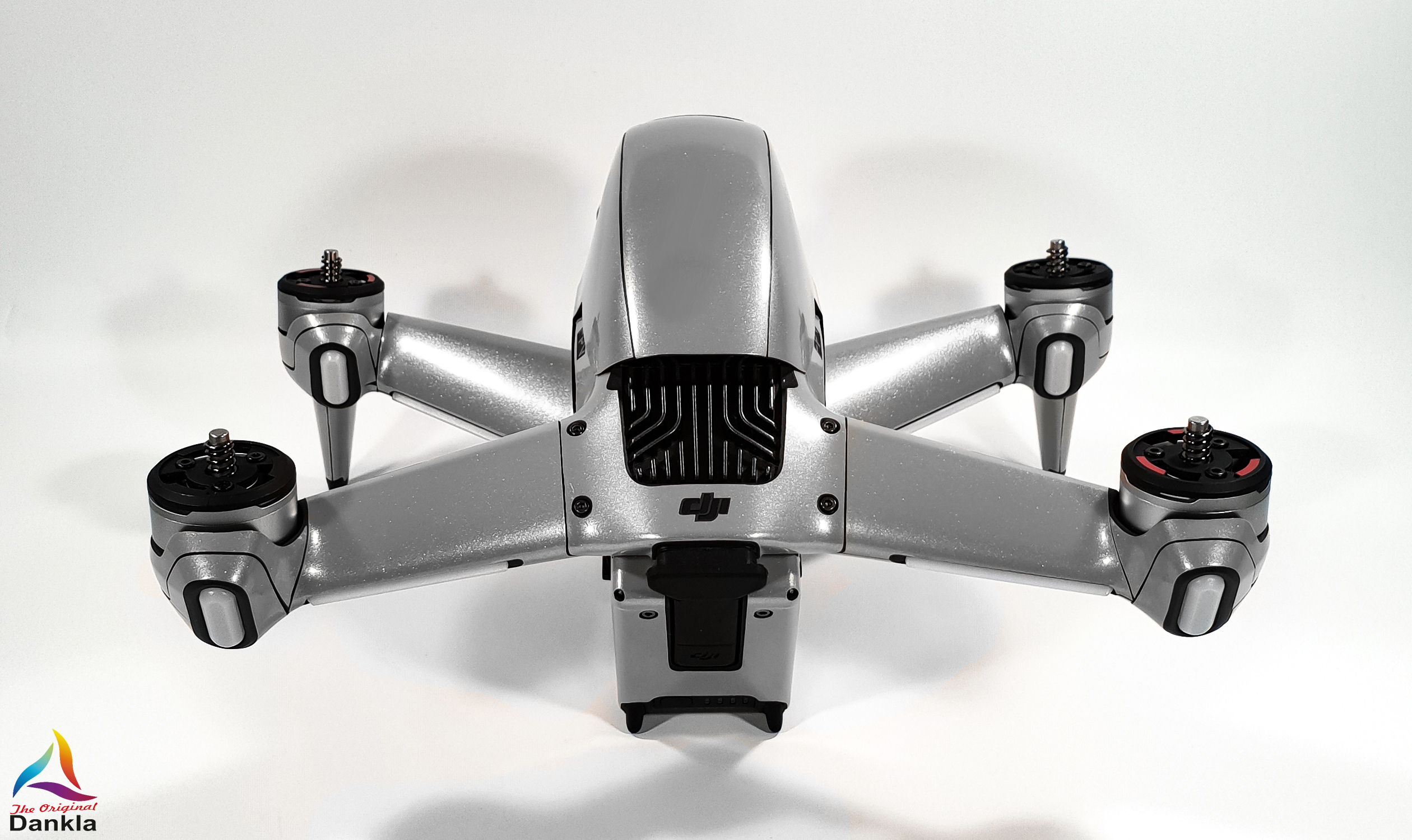 3.-DJI-FPV-Metallic-Silber-hinten-1.jpg