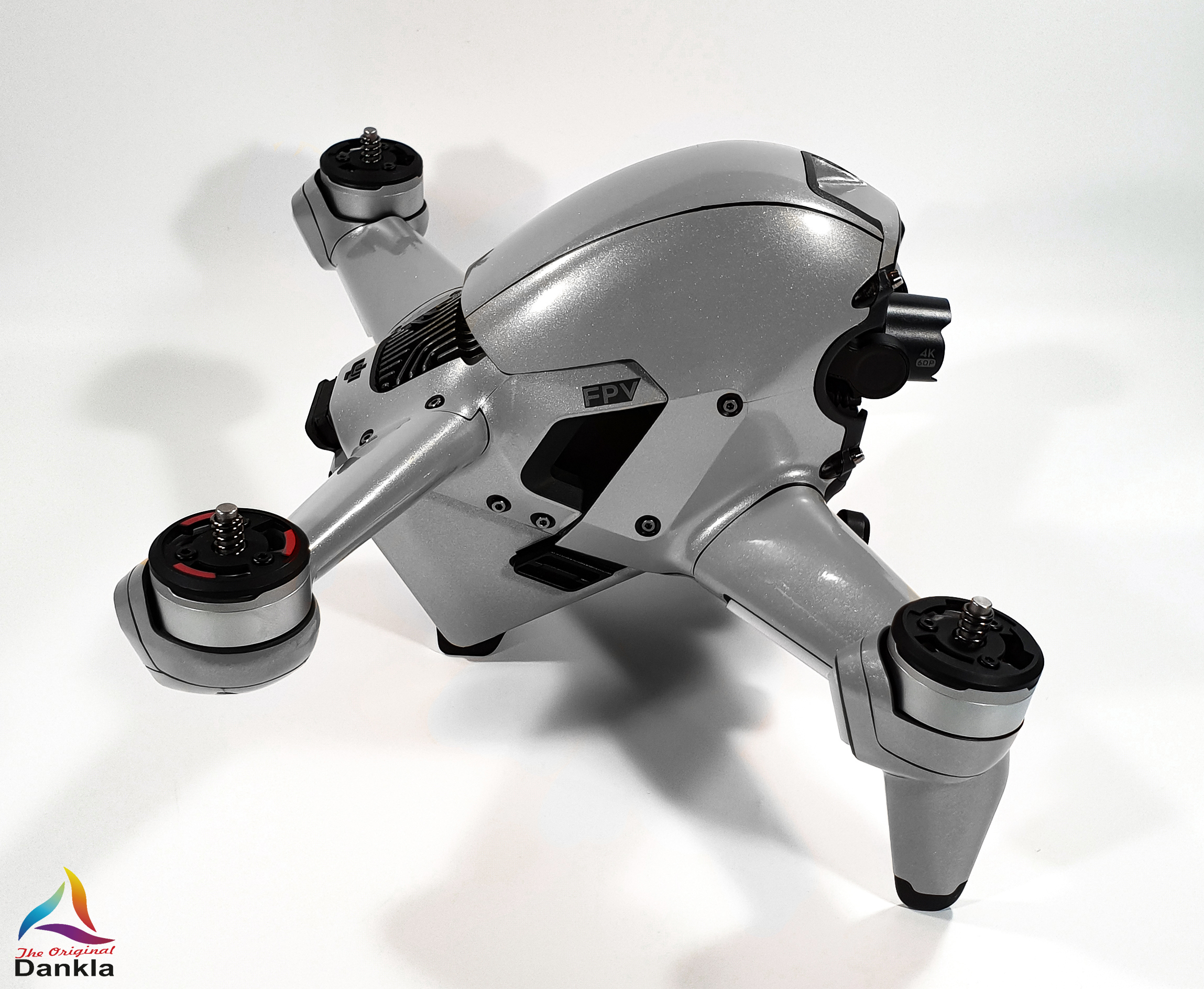 5.-DJI-FPV-Metallic-Silber-rechts-1.jpg