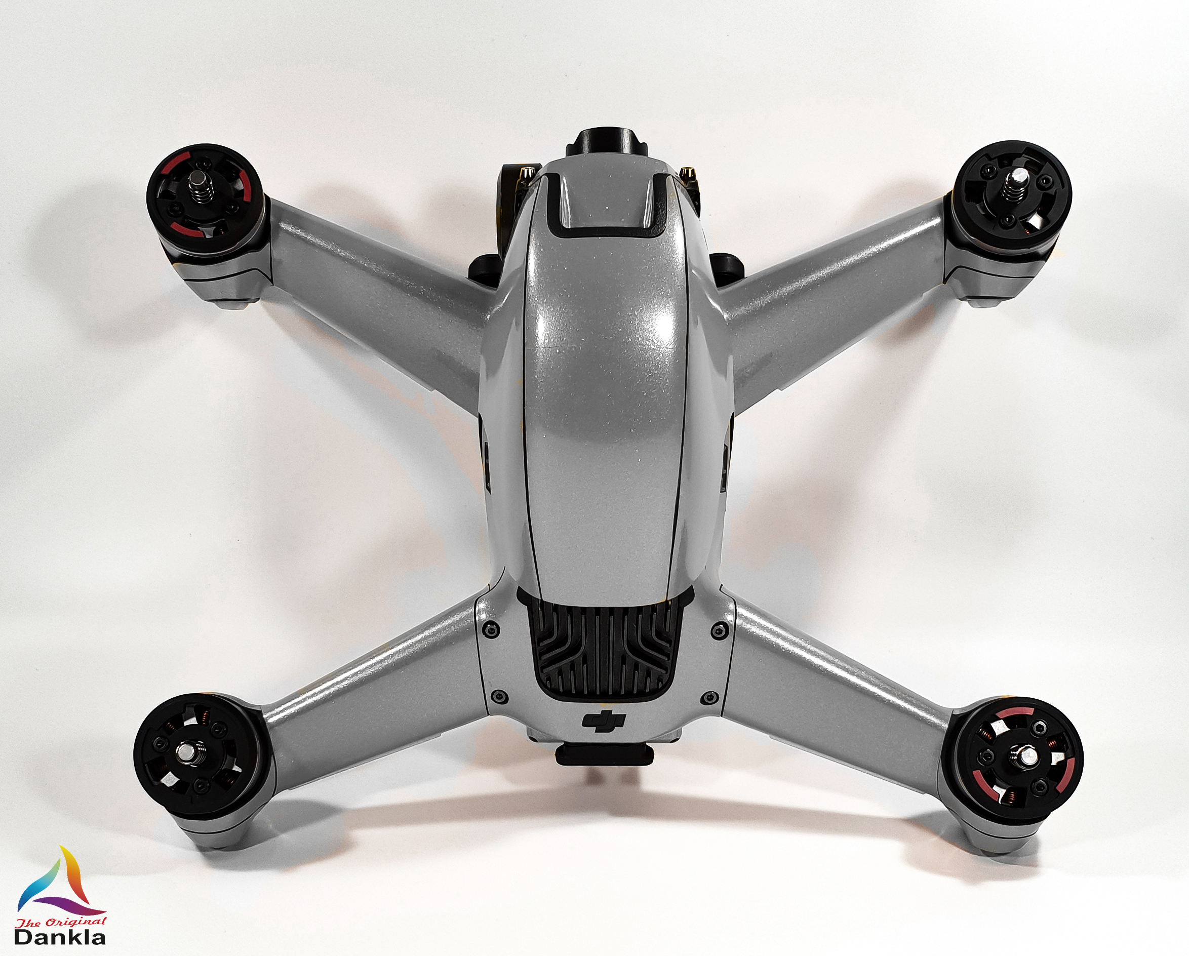6.-DJI-FPV-Metallic-Silber-oben-1.jpg