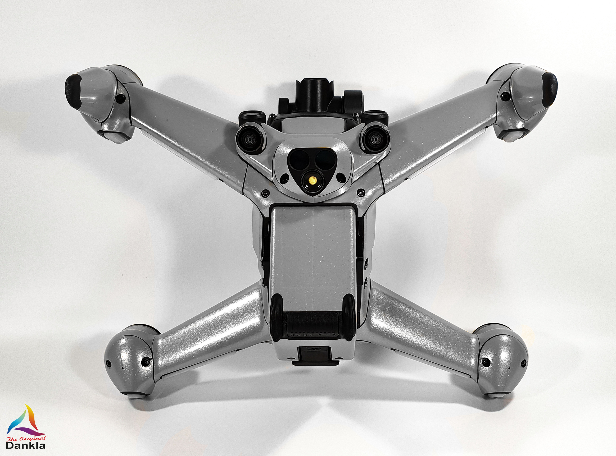 7.-DJI-FPV-Metallic-Silber-unten-1.jpg