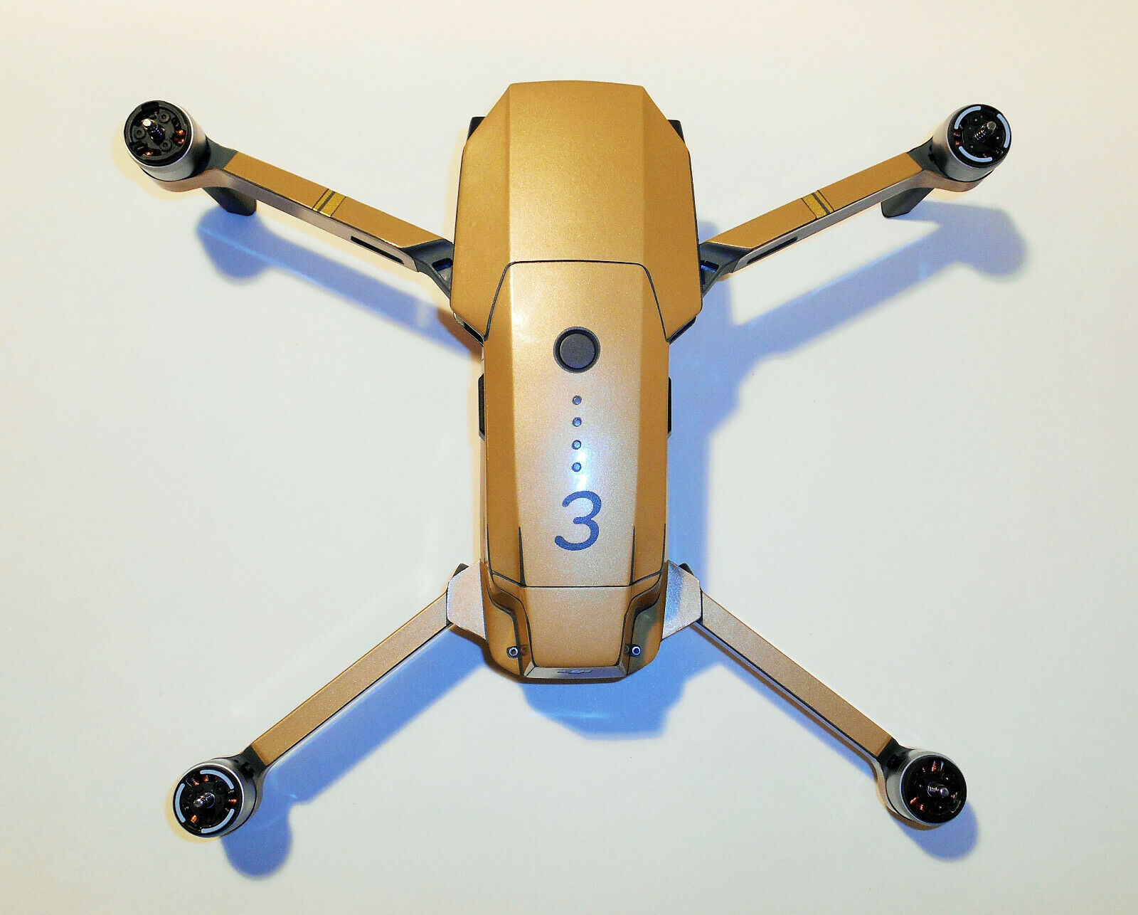 DJI-MAVIC-PRO-PLATINUM-SKIN-METALLIC-GOLD-3-5-Batterien-Drohne-Drone-173886646274-4-1.jpg